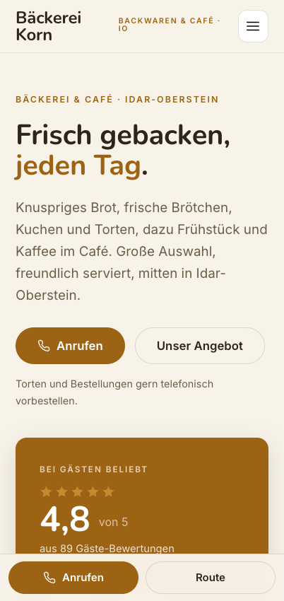 Dieselbe Website auf dem Handy: sauber gestapelt, mit großem Anrufen-Knopf.